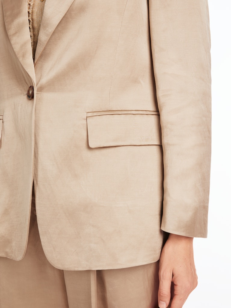Körpernaher Blazer in Satin