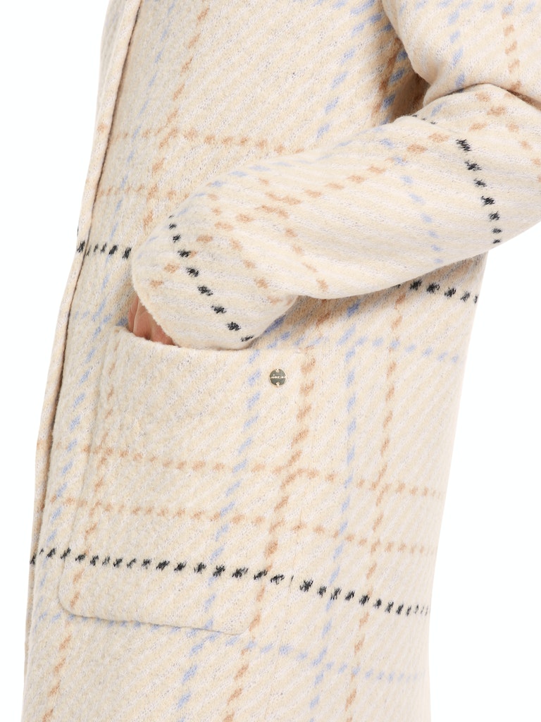 Karo-Mantel Knitted in Germany