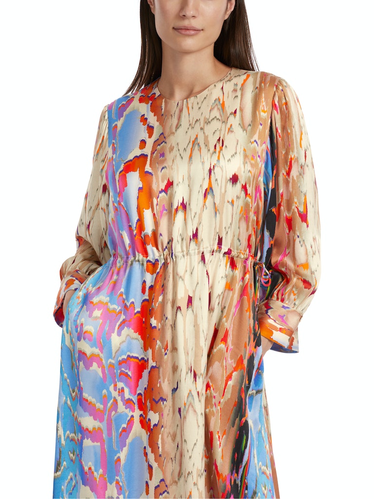 Farbenfrohes Seidenkleid