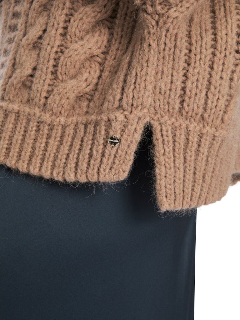 In Deutschland gestrickter Pullover