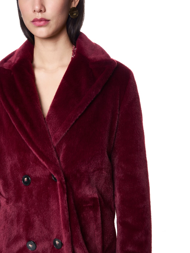 Flauschiger Mantel mit Kragen