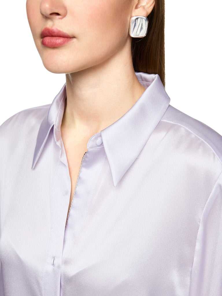 Glänzende Seidenbluse