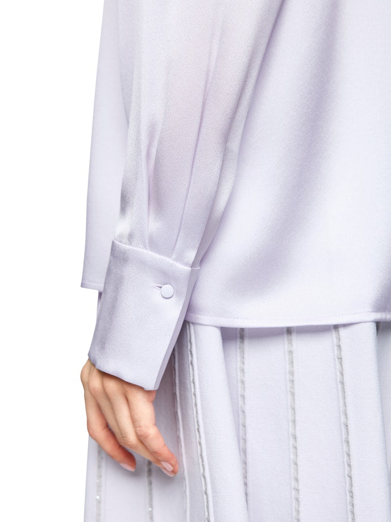 Glänzende Seidenbluse