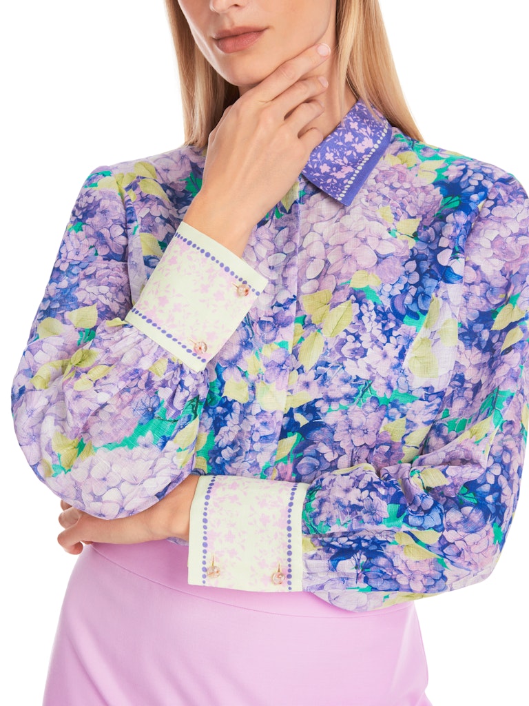Körpernahe Bluse mit Blumenprint