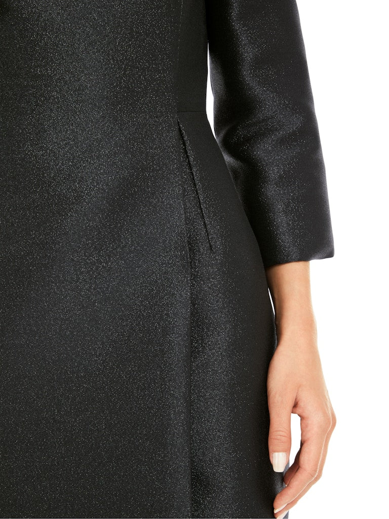 Kleid im schimmernden Metallic-Glanz