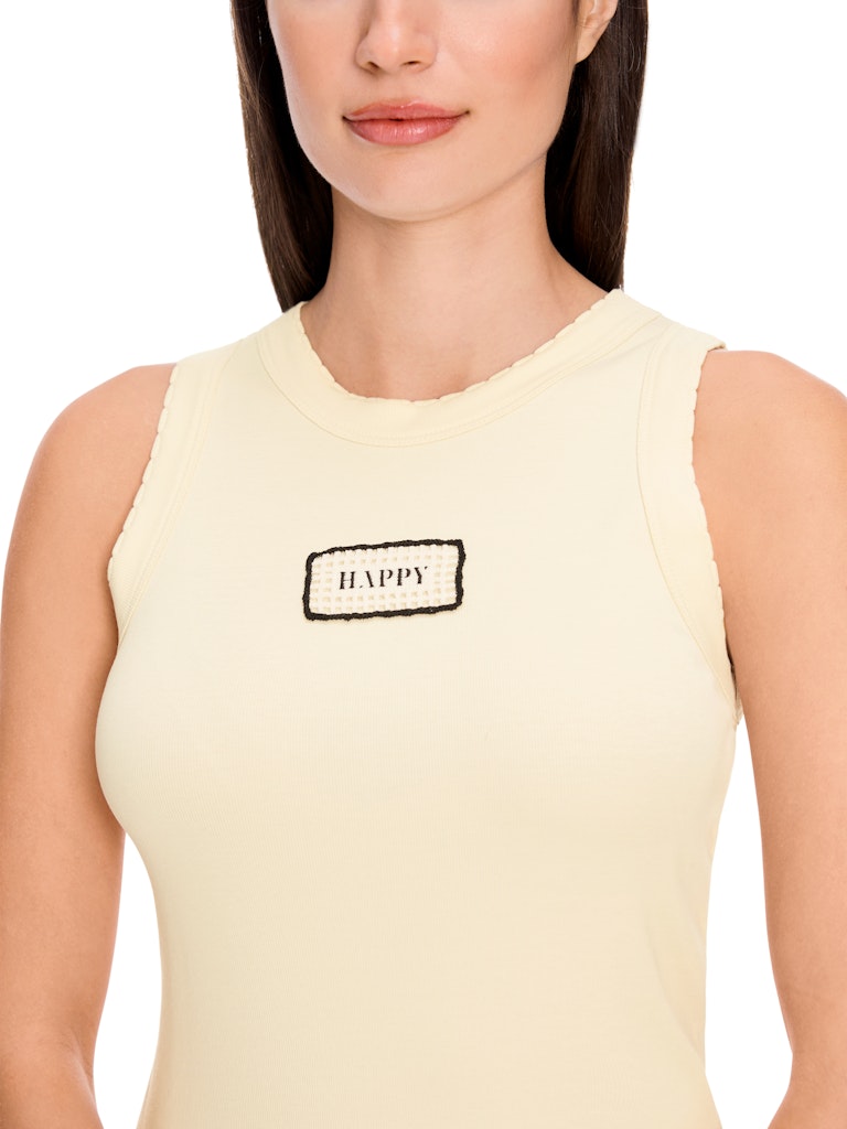 Rippen-Top mit "Happy"-Patch