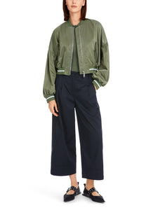 Modisch interpretierte Bomberjacke