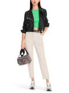 Kurze Lederjacke im Bikerstyle