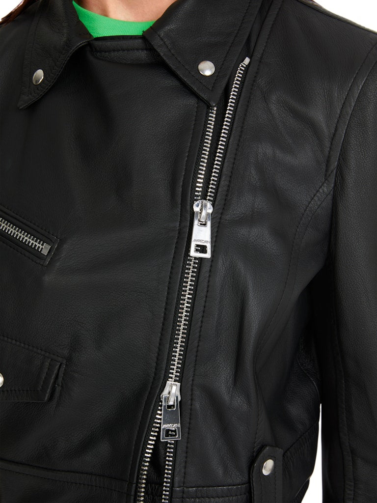 Kurze Lederjacke im Bikerstyle