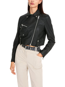 Kurze Lederjacke im Bikerstyle