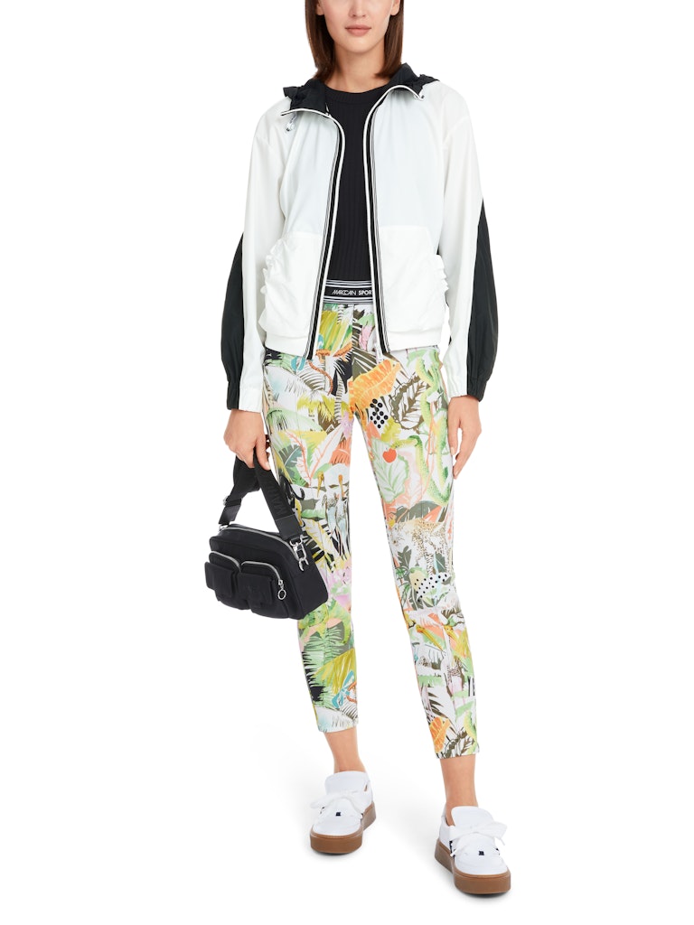Sportive Jacke mit Kapuze und Zipp