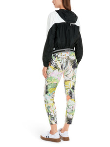 Sportive Jacke mit Kapuze und Zipp