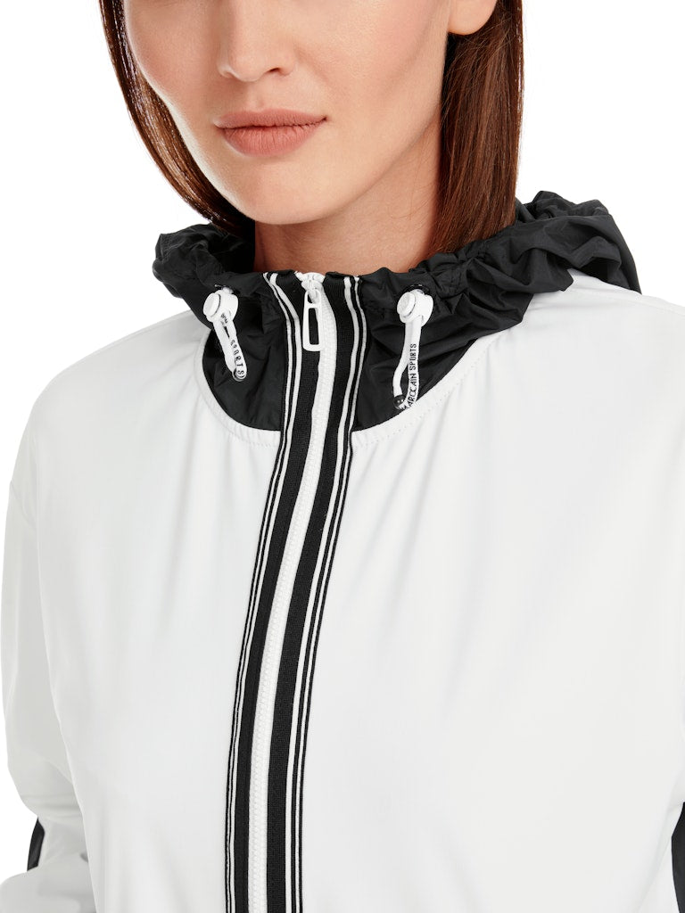 Sportive Jacke mit Kapuze und Zipp