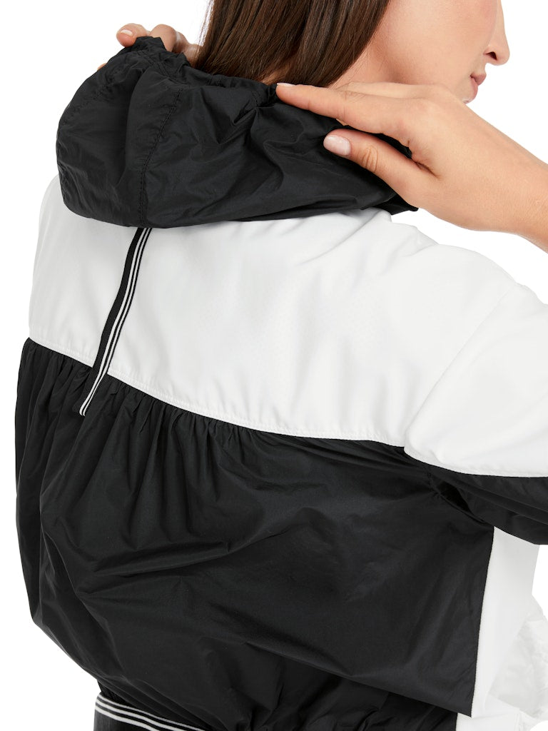 Sportive Jacke mit Kapuze und Zipp