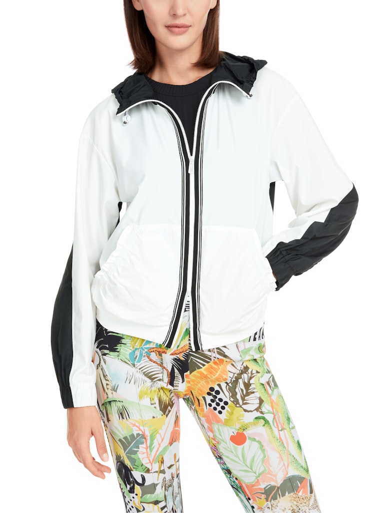 Sportive Jacke mit Kapuze und Zipp