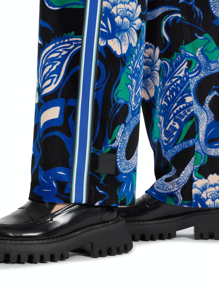 Samthose WELBY mit Tattoo-Motiven