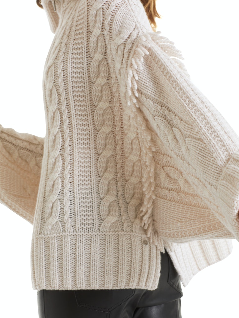 Cape Knitted in Germany