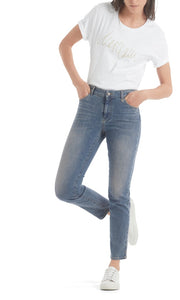 Röhrenjeans mit Schmuckknopf