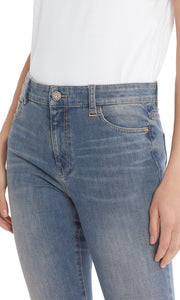 Röhrenjeans mit Schmuckknopf
