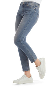 Röhrenjeans mit Schmuckknopf